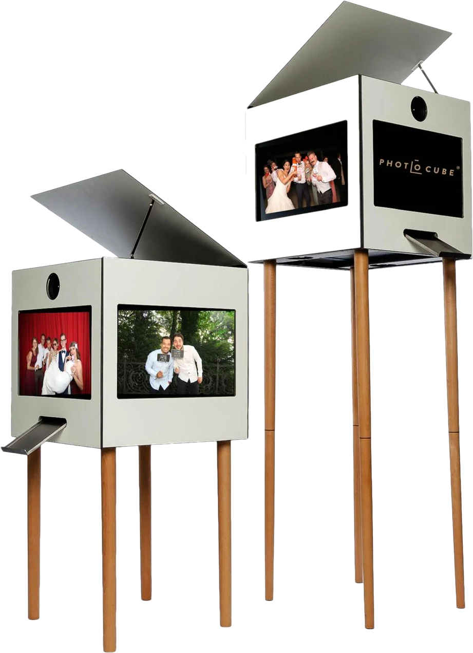 Zwei Photocubes auf Holzbeinen